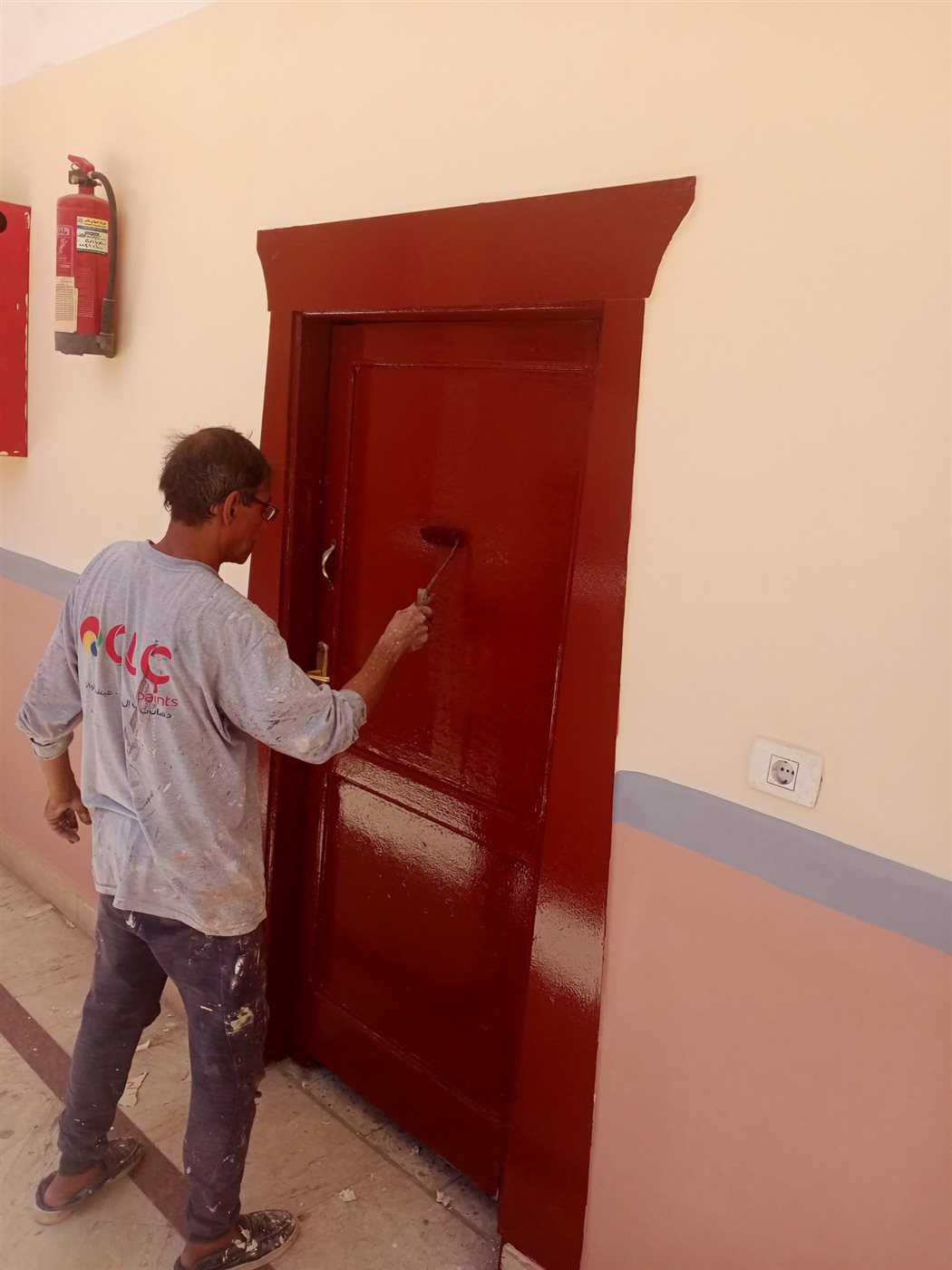 معلم محال للمعاش يقوم بطلاء مدرستة القديمة بيدية