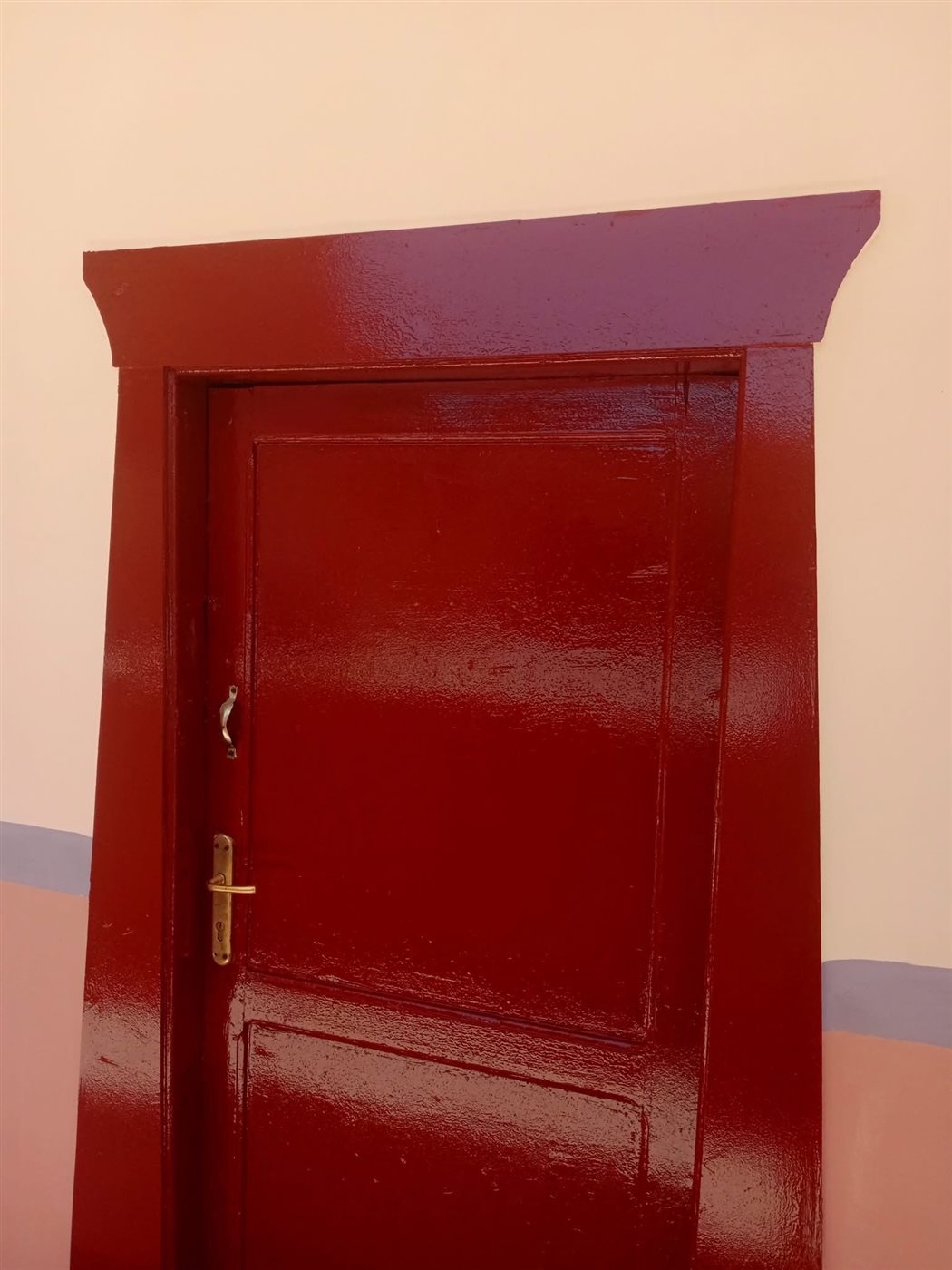 معلم محال للمعاش يقوم بطلاء مدرستة القديمة بيدية