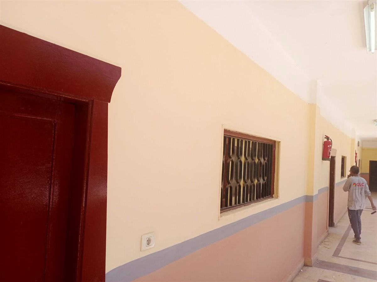 معلم محال للمعاش يقوم بطلاء مدرستة القديمة بيدية