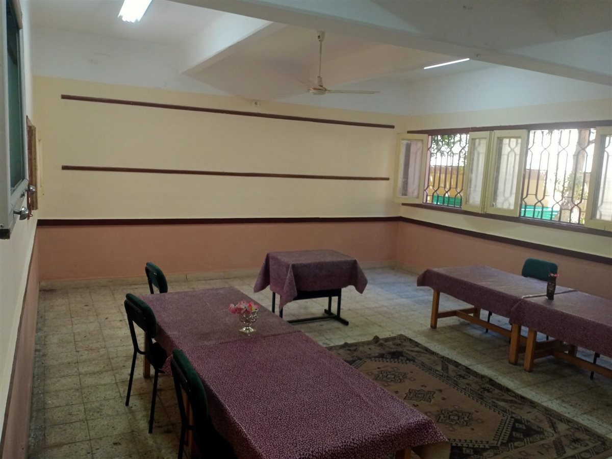 معلم محال للمعاش يقوم بطلاء مدرستة القديمة بيدية