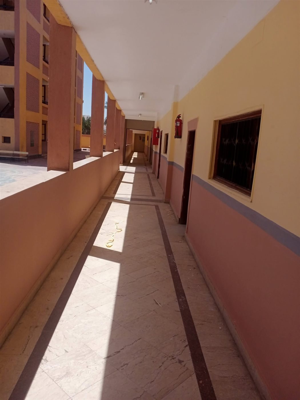 معلم محال للمعاش يقوم بطلاء مدرستة القديمة بيدية