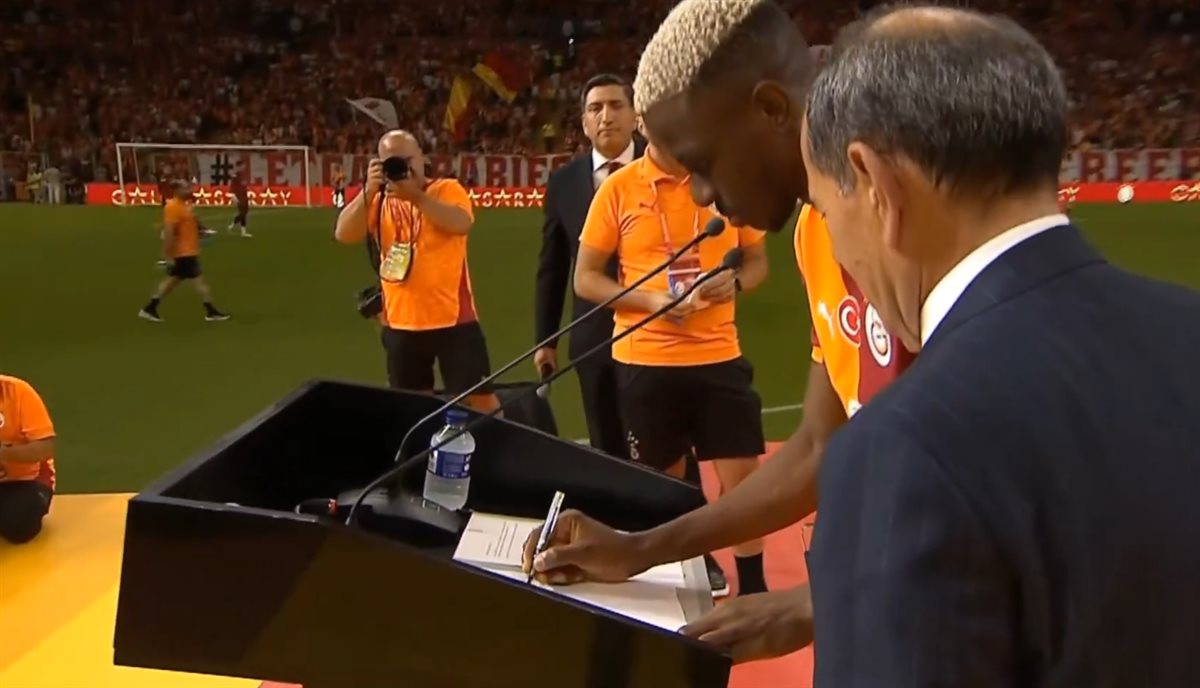 داخل الملعب وأمام الجماهير.. أوسيمين يوقع عقد انتقاله إلى نادي جالطة سراي التركي