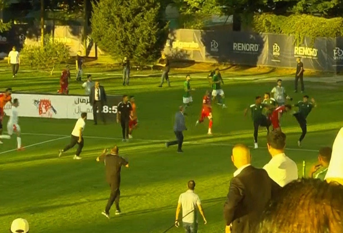 <strong>بعد طرد لاعب من كل فريق ونشوب شجار.. توقف مباراة أهلي طرابلس والاتحاد بالدوري الليبي</strong>