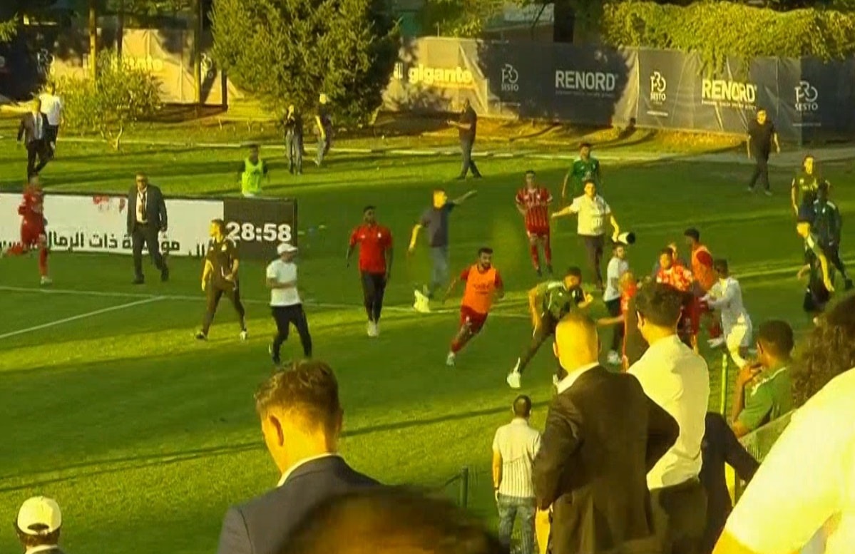 <strong>بعد طرد لاعب من كل فريق ونشوب شجار.. توقف مباراة أهلي طرابلس والاتحاد بالدوري الليبي</strong>