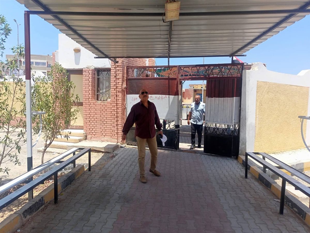 رئيس مدينة القصير يتفقد مقار اللجان الانتخابية 