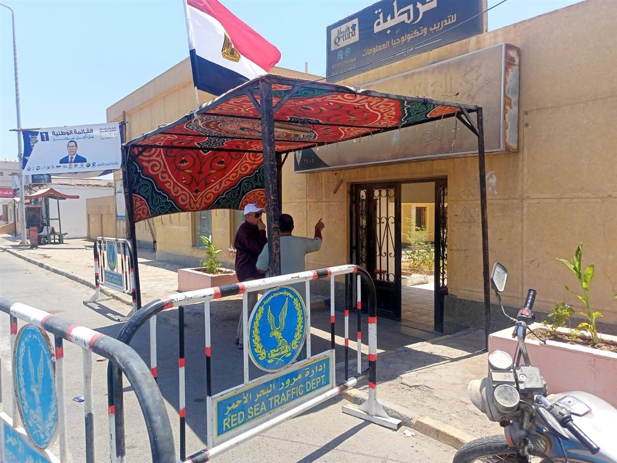 رئيس مدينة القصير يتفقد مقار اللجان الانتخابية 