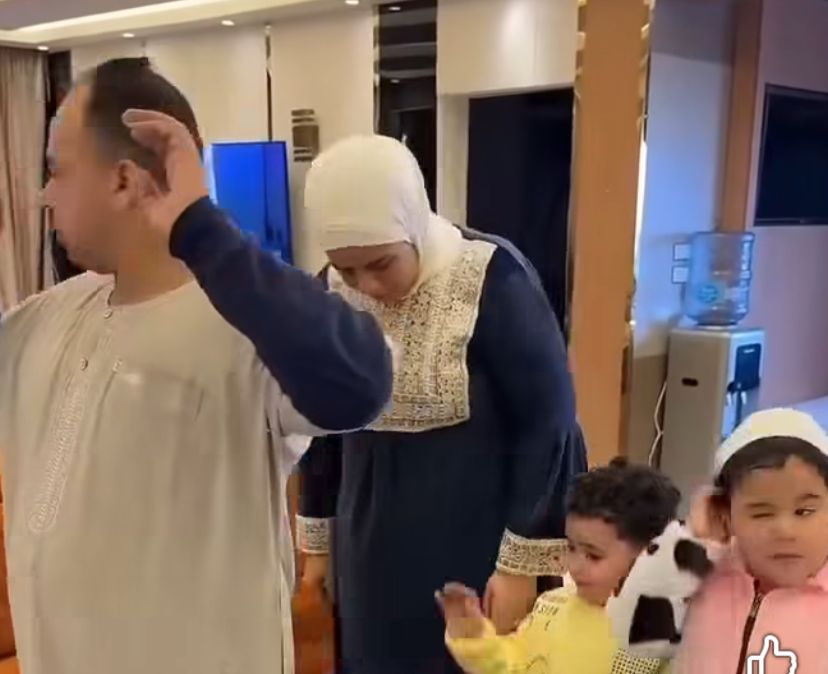 فيديو سخرية أم مكة أثناء الصلاة