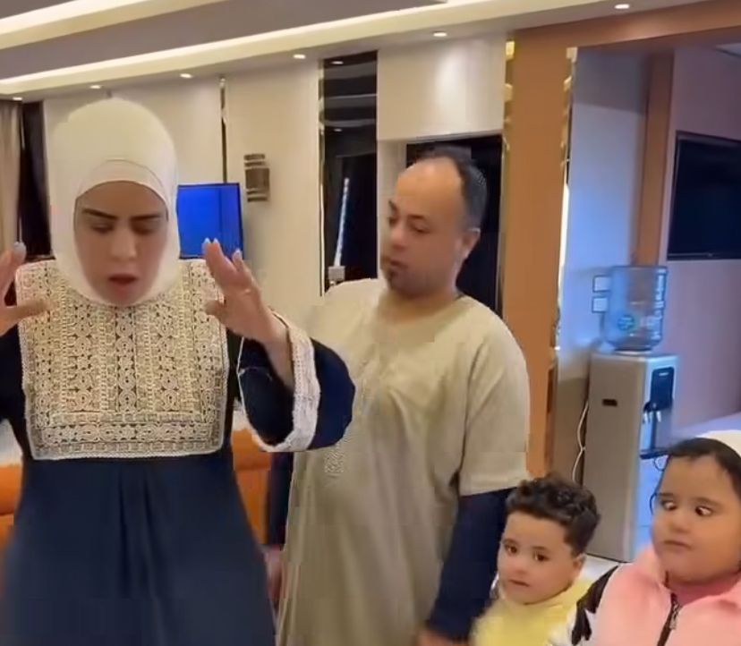 فيديو سخرية أم مكة أثناء الصلاة