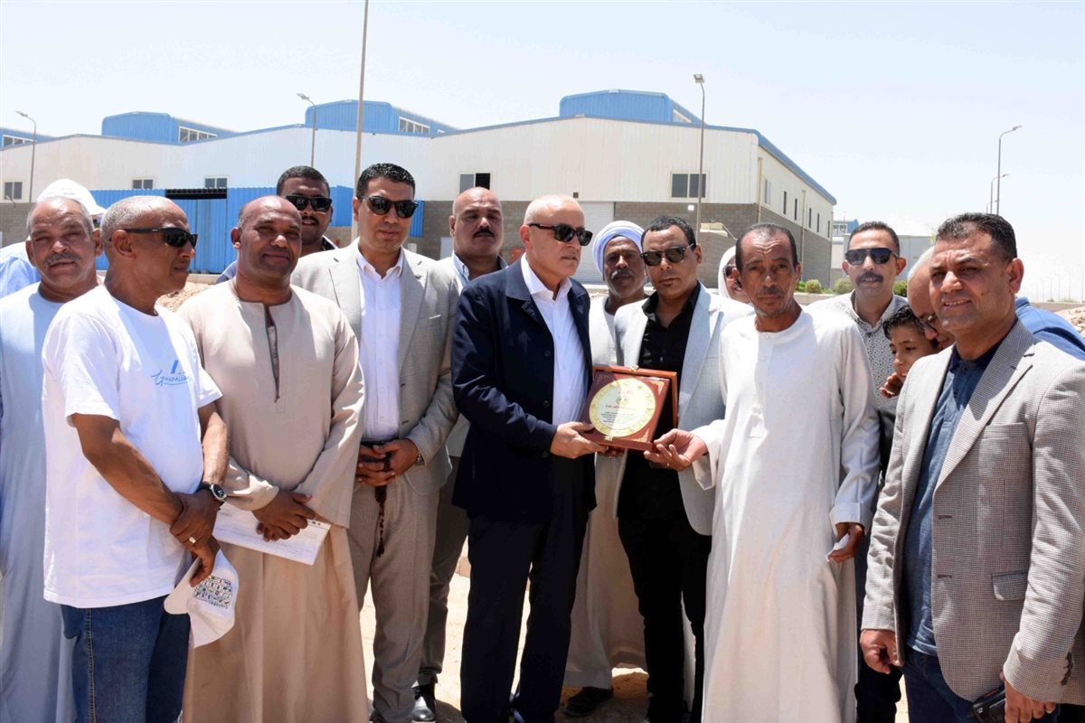 محافظ الأقصر وجولة بالمنطقة الصناعية بالبغدادي