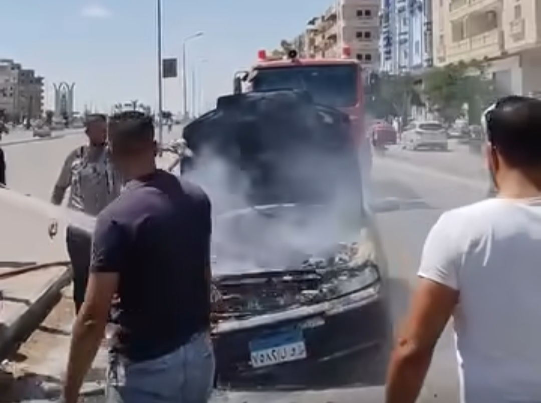 اشتعال النيران في سيارة ملاكي