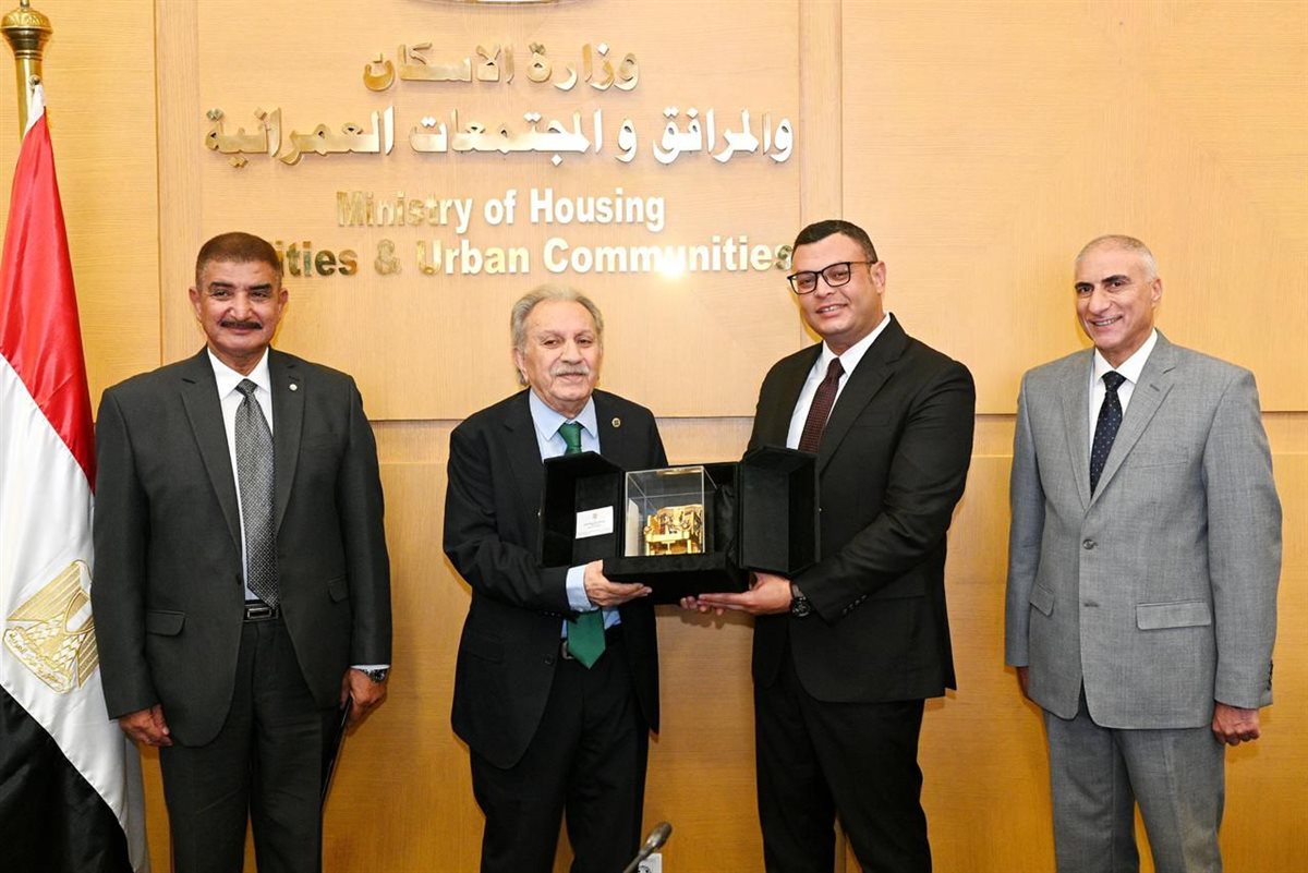 جانب من التوقيع