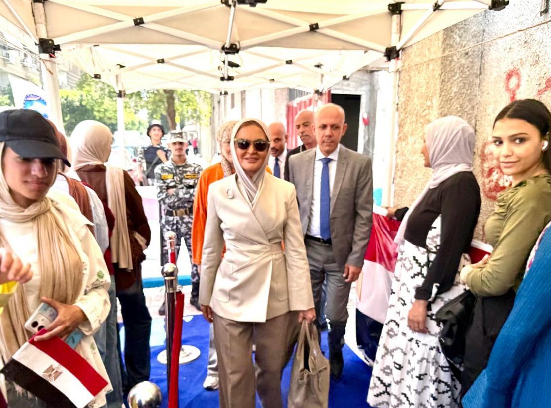 سحر نصر تدلي بصوتها في انتخابات مجلس الشيوخ بمعهد فتيات مصر الجديدة