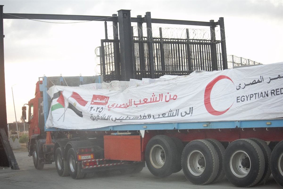 الهلال الأحمر المصري يرسل قوافل مساعدات إغاثية إلى قطاع غزة