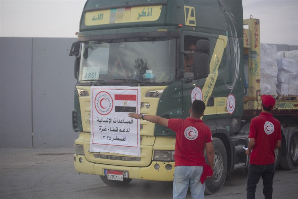 الهلال الأحمر المصري يرسل قوافل مساعدات إغاثية إلى قطاع غزة