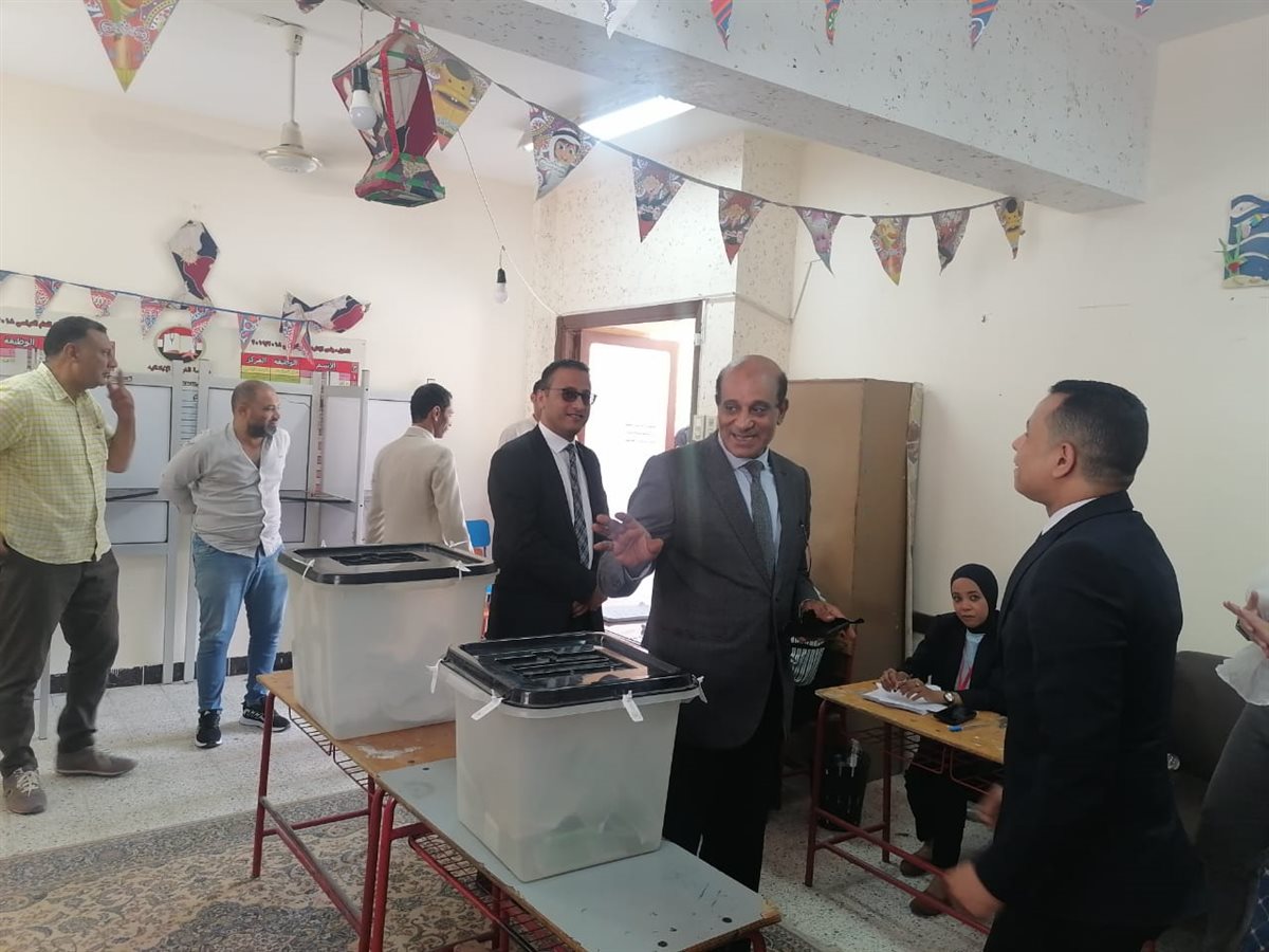 رئيس محكمة البحر الأحمر يتفقد لجان الإنتخابات 