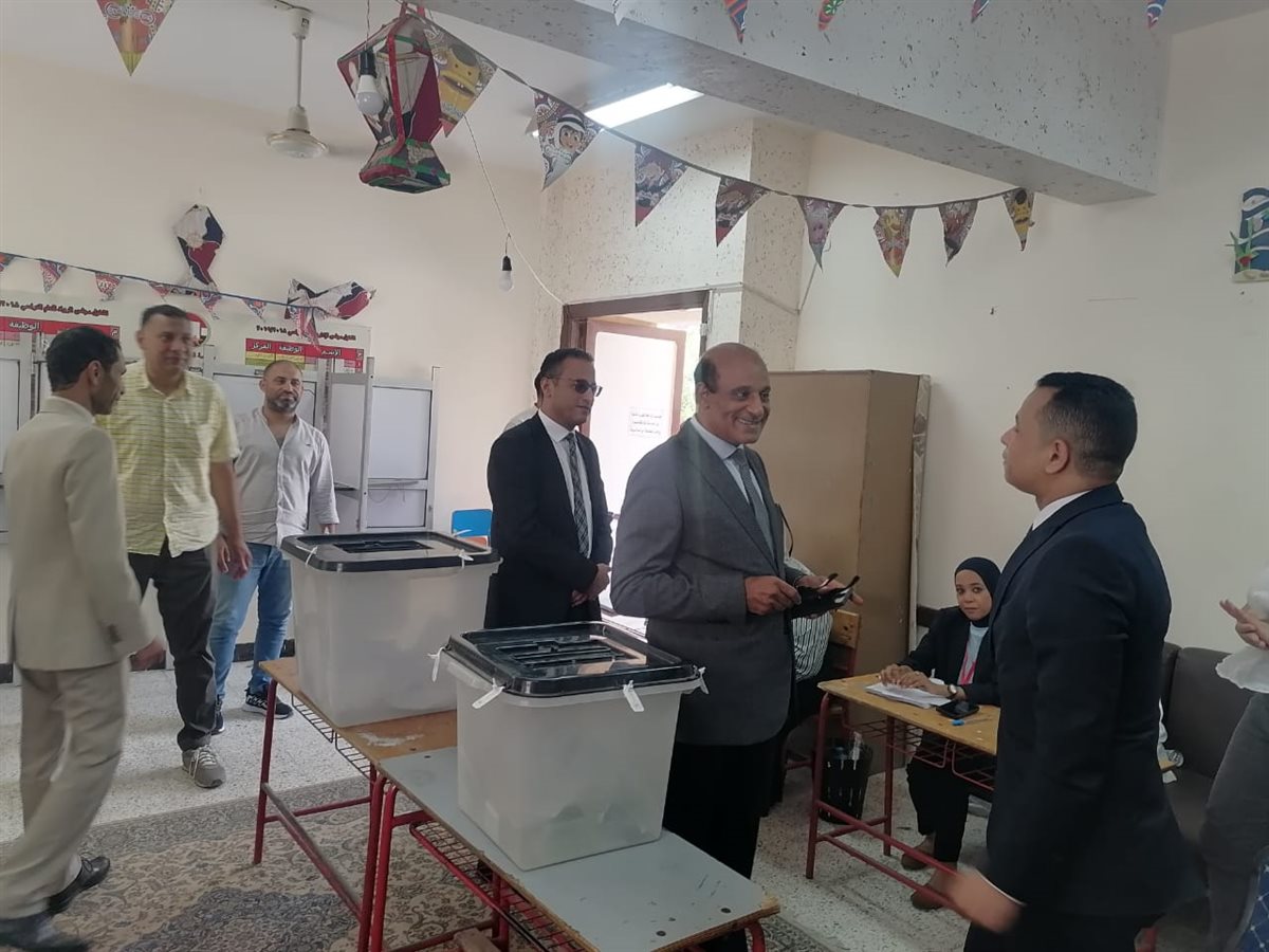 رئيس محكمة البحر الأحمر يتفقد لجان الإنتخابات 