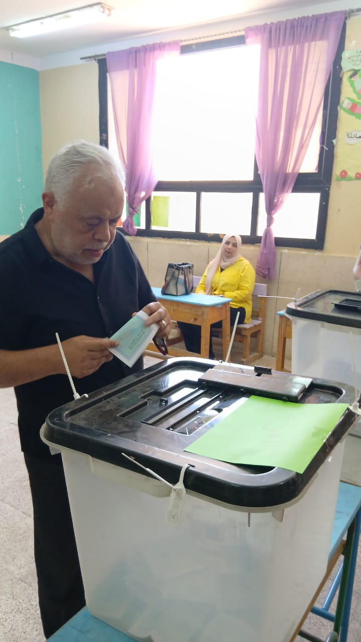 <strong>أشرف زكي نقيب المهن التمثيلية يدلي بصوته في انتخابات الشيوخ 2025</strong>