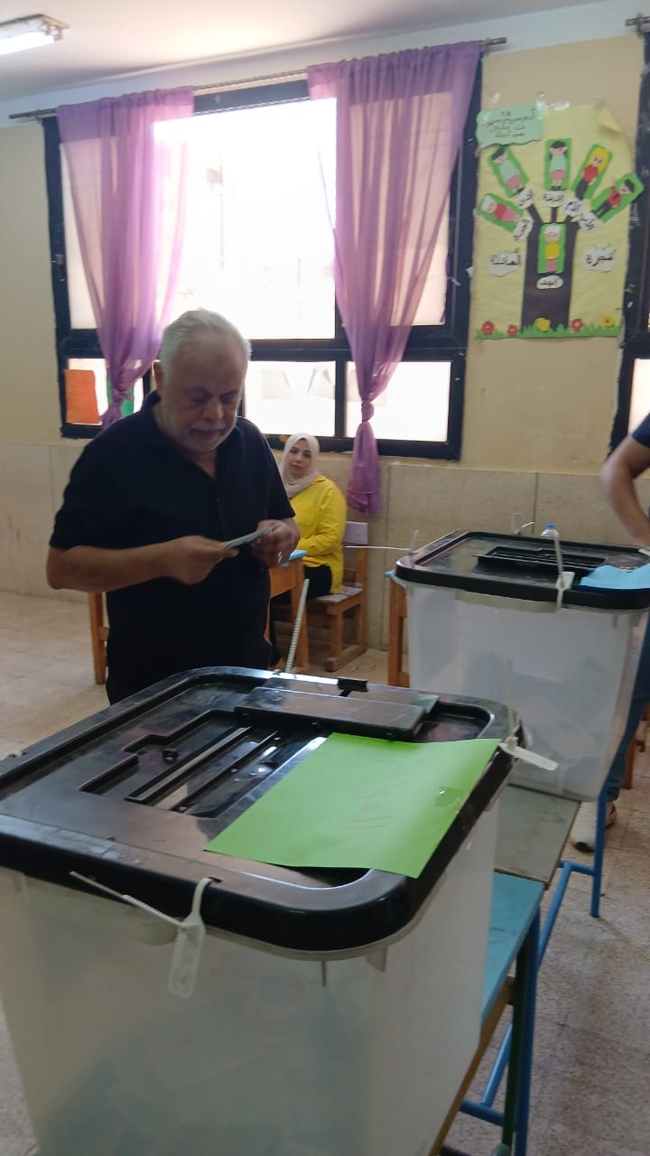 <strong>أشرف زكي نقيب المهن التمثيلية يدلي بصوته في انتخابات الشيوخ 2025</strong>