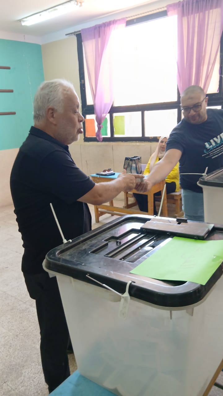 <strong>أشرف زكي نقيب المهن التمثيلية يدلي بصوته في انتخابات الشيوخ 2025</strong>