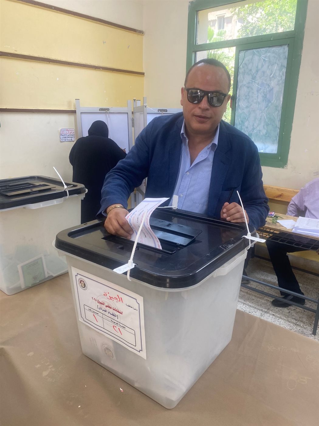 تامر عبد المنعم يدلي بصوته في انتخابات مجلس الشيوخ