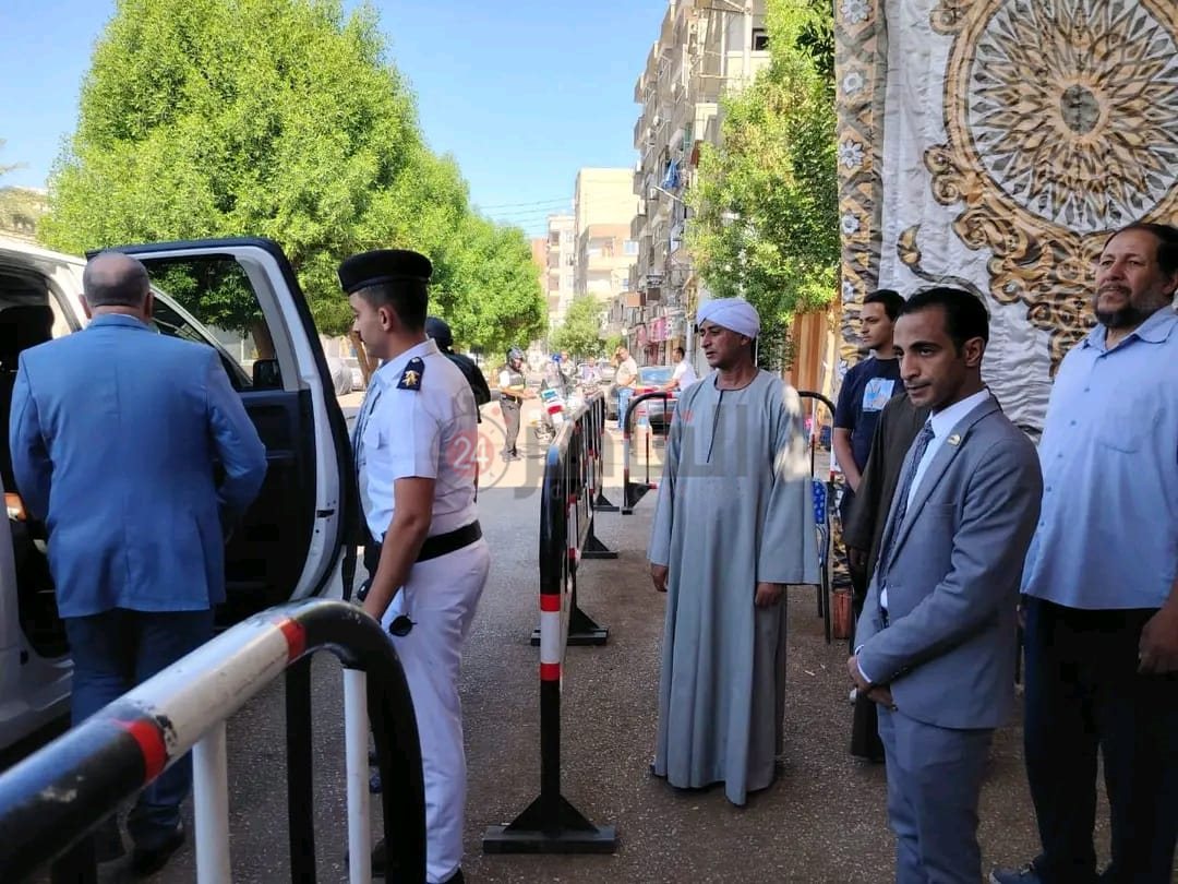 مدير أمن قنا يتفقد عددا من اللجان الانتخابية 