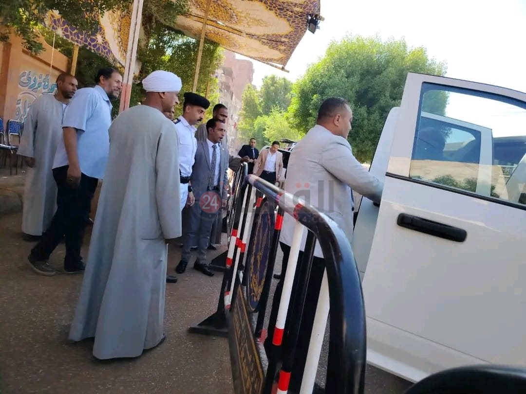 مدير أمن قنا يتفقد عددا من اللجان الانتخابية 