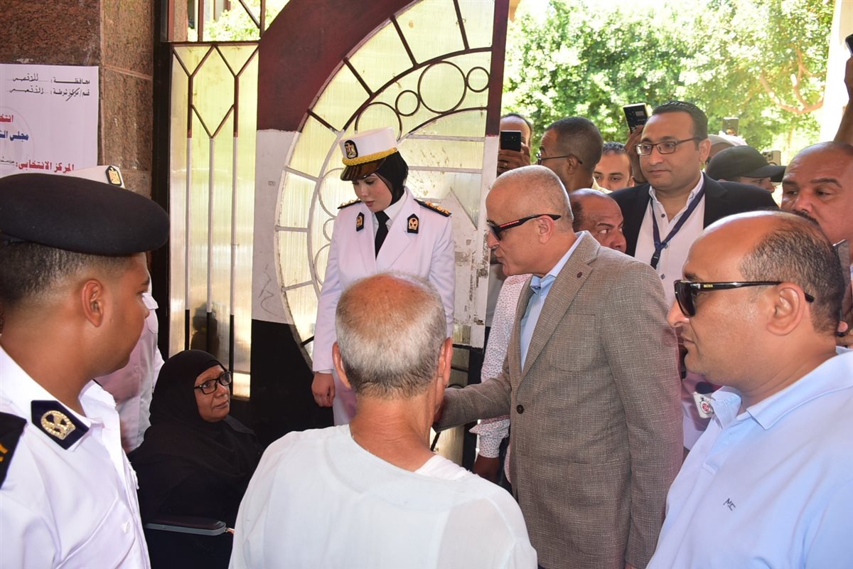 محافظ الأقصر يشكر مسنة قعيدة للادلاء بصوتها 