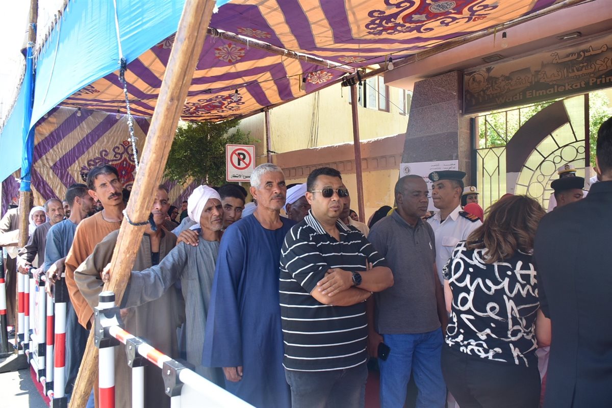 اقبال كبير على لجان الانتخابات بالأقصر