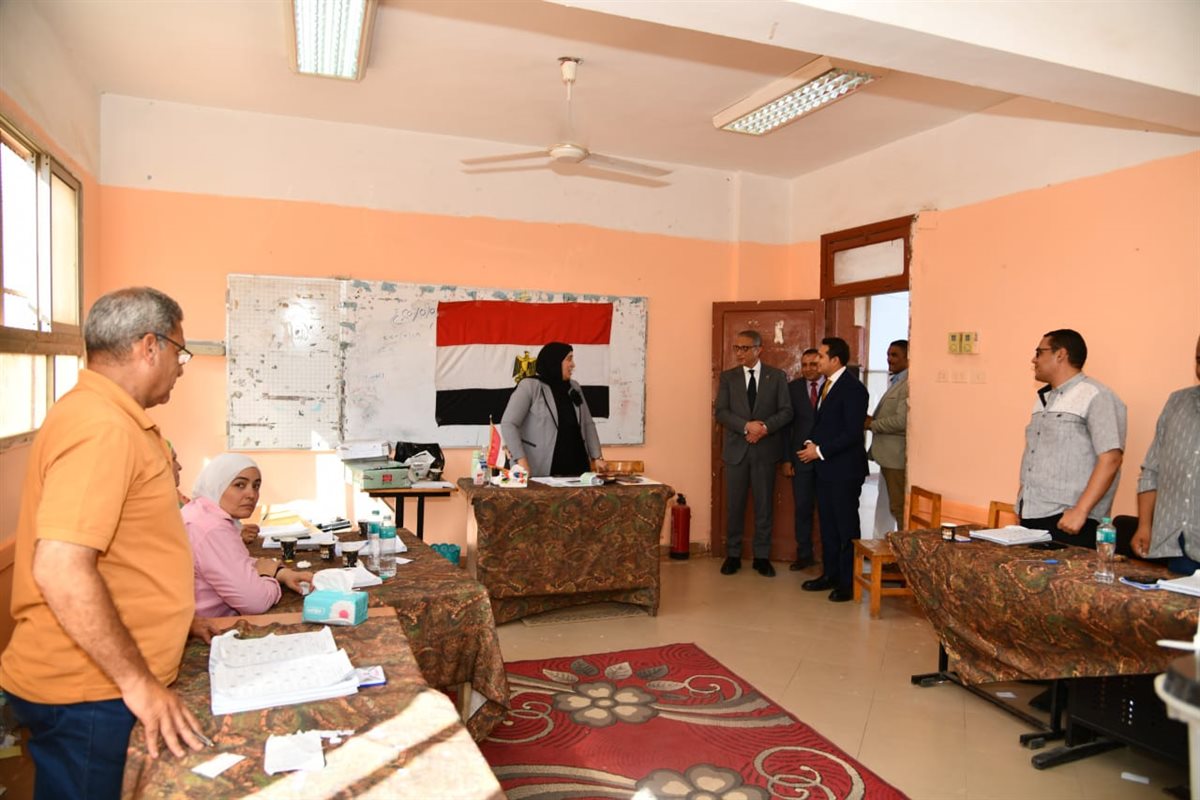 محافظ الفيوم يتفقد عدداً من لجان انتخابات مجلس الشيوخ بمركز ومدينة الفيوم