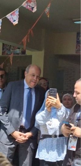 وزير الطيران المدني خلال الإدلاء بصوته في انتخابات مجلس الشيوخ