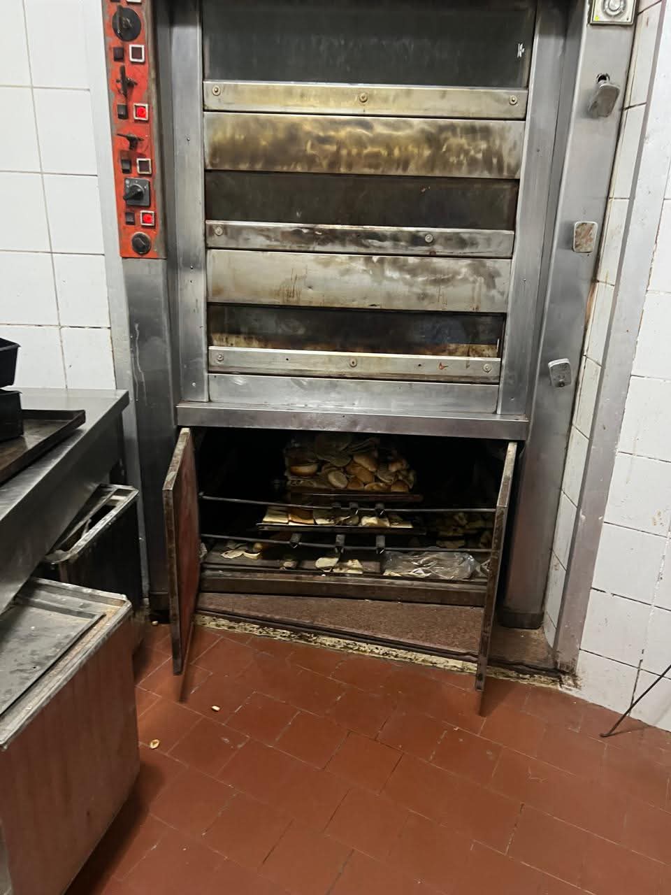 ضبط وإعدام 10 أطنان من الأغذية والمشروبات غير الصالحة للاستهلاك