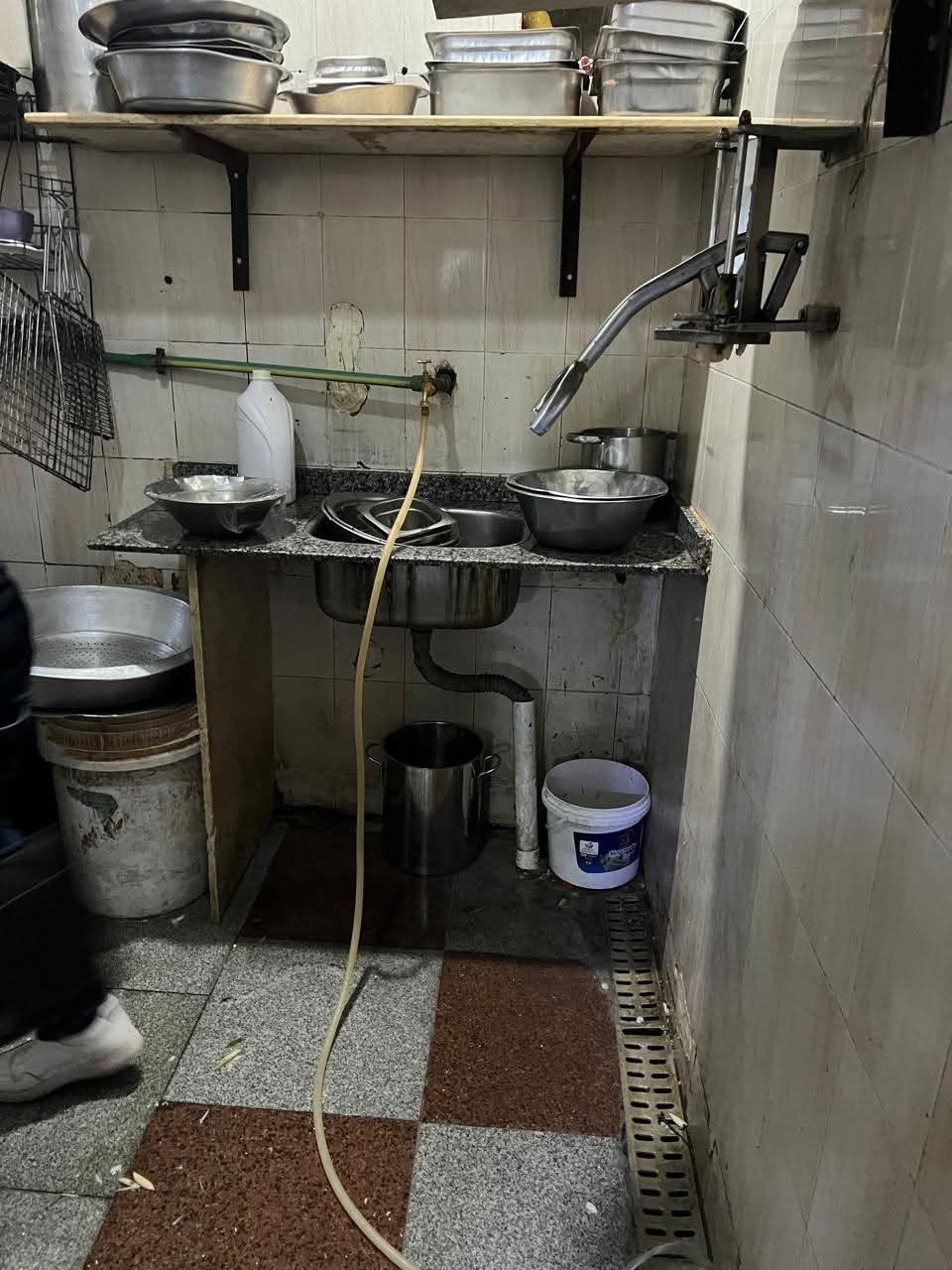 ضبط وإعدام 10 أطنان من الأغذية والمشروبات غير الصالحة للاستهلاك