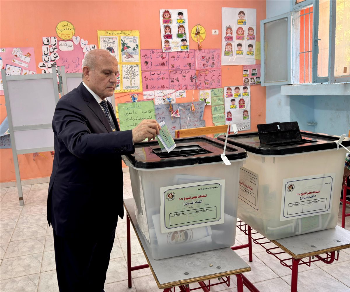 <strong>رئيس هيئة النيابة الإدارية يدلي بصوته في انتخابات مجلس الشيوخ</strong>