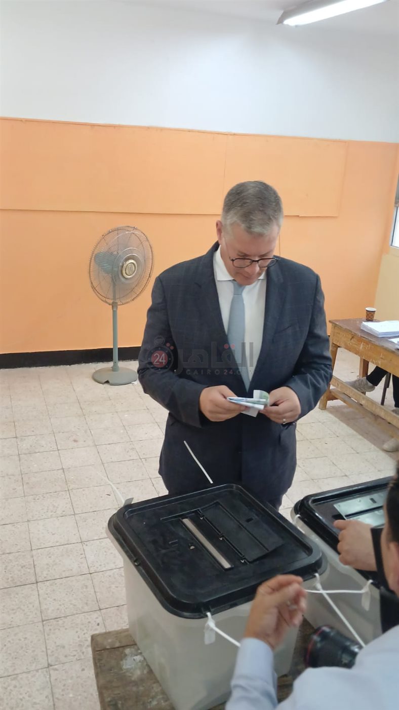 وزير البترول خلال الادلاء بصوته في انتخابات مجلس الشيوم 2025