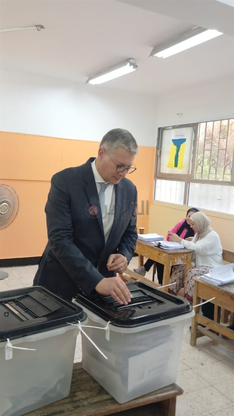 وزير البترول خلال الادلاء بصوته في انتخابات مجلس الشيوم 2025