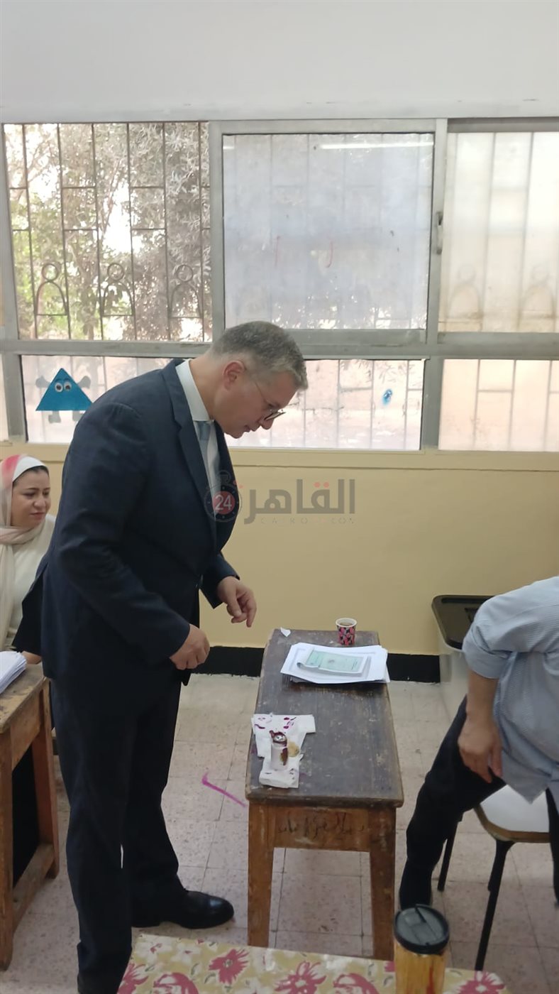 وزير البترول خلال الادلاء بصوته في انتخابات مجلس الشيوم 2025