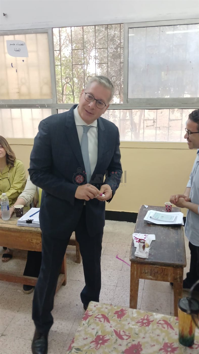 وزير البترول خلال الادلاء بصوته في انتخابات مجلس الشيوم 2025