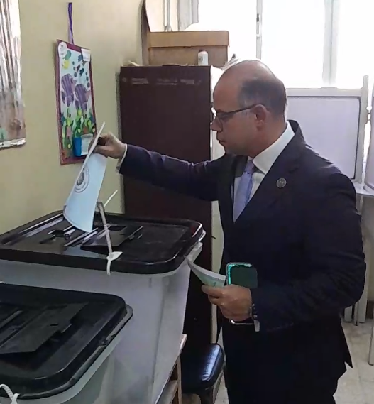 <strong>رئيس هيئة الرقابة المالية يدلي بصوته في انتخابات مجلس الشيوخ</strong>