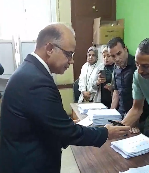 <strong>رئيس هيئة الرقابة المالية يدلي بصوته في انتخابات مجلس الشيوخ</strong>