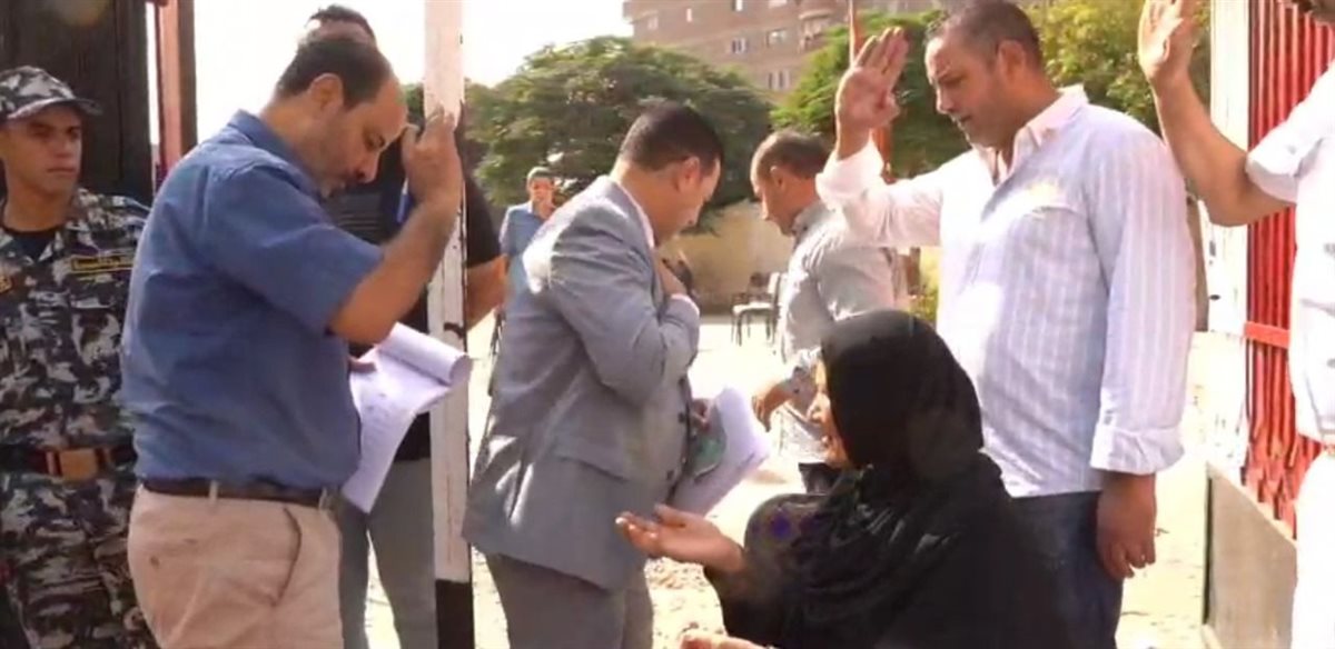  القاضي يخرج لسيدة خارج اللجنة يساعدها على الإدلاء بصوتها في انتخابات مجلس الشيوخ (3)