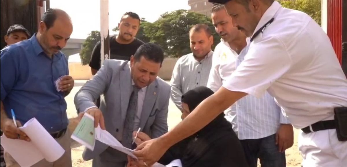  القاضي يخرج لسيدة خارج اللجنة يساعدها على الإدلاء بصوتها في انتخابات مجلس الشيوخ (2)