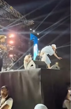 شهاب يظهر شبه عاريًا في حفله الأخير بالساحل