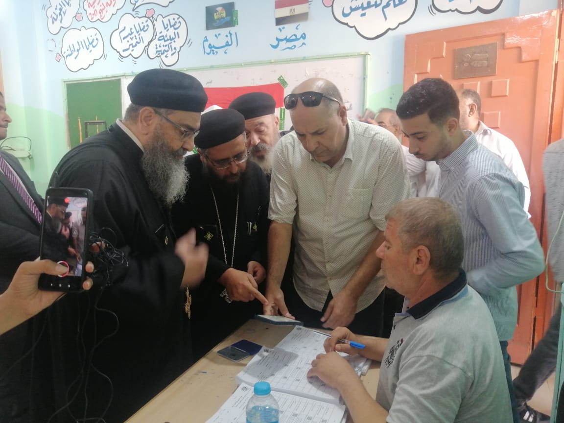 وفد من الكنيسة والأوقاف يدلون بأصواتهم في الفيوم