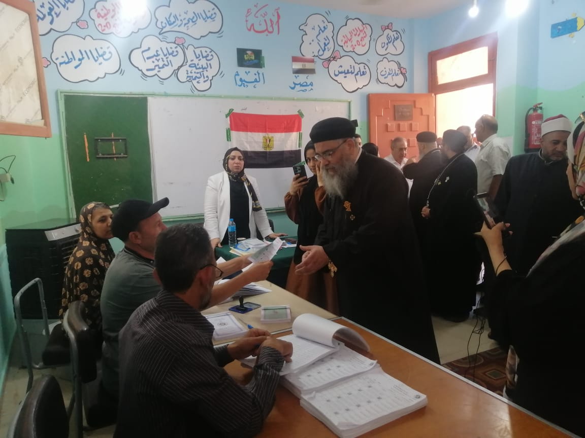 وفد من الكنيسة والأوقاف يدلون بأصواتهم في الفيوم