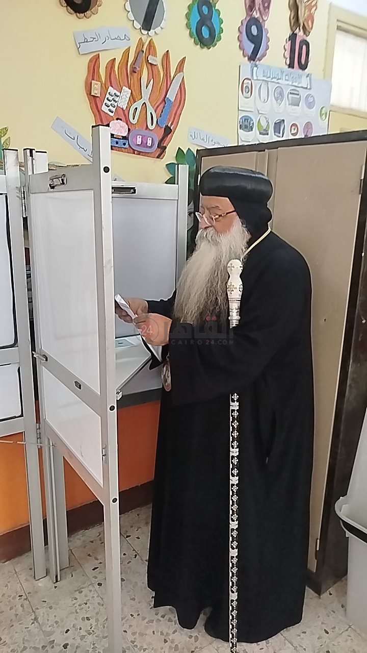 الأنبا تكلا يدلي بصوته في انتخابات مجلس الشيوخ