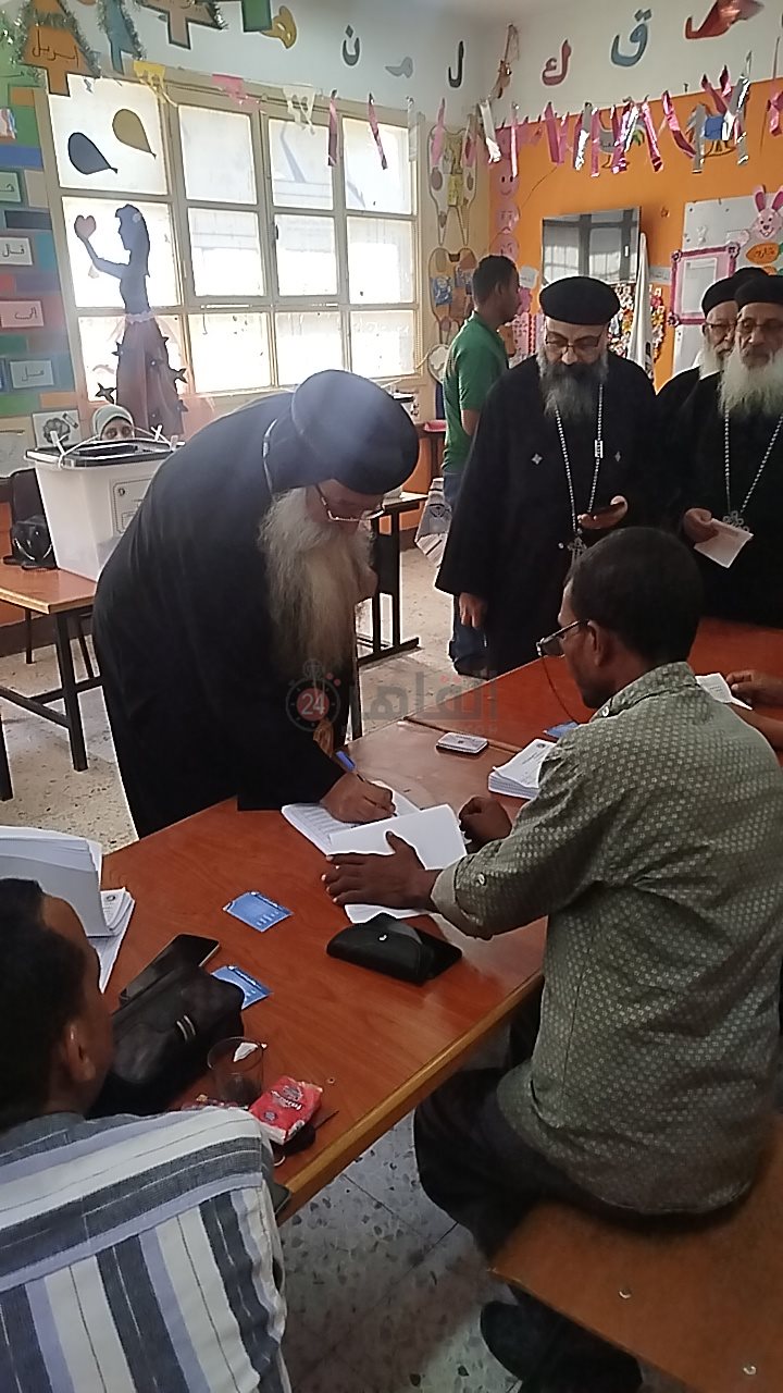 الأنبا تكلا يدلي بصوته في انتخابات مجلس الشيوخ