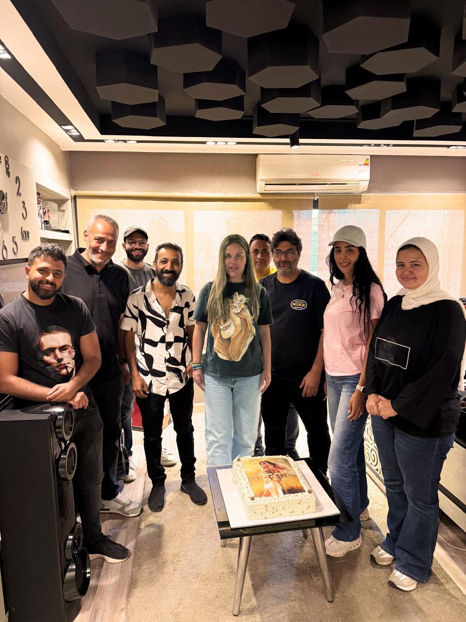 وليد منصور يحتفل مع نيكول سابا بطرح أولى أغاني ألبومها الجديد خد هنا