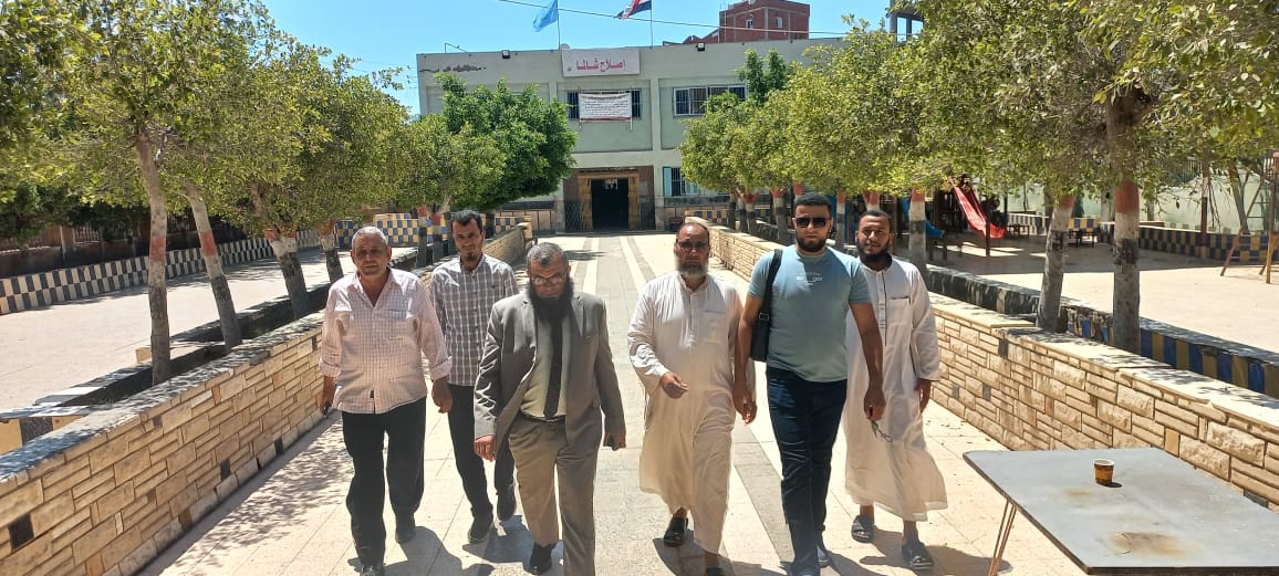 رئيس حزب النور أثناء الإدلاء بصوته فى إنتخابات الشيوخ