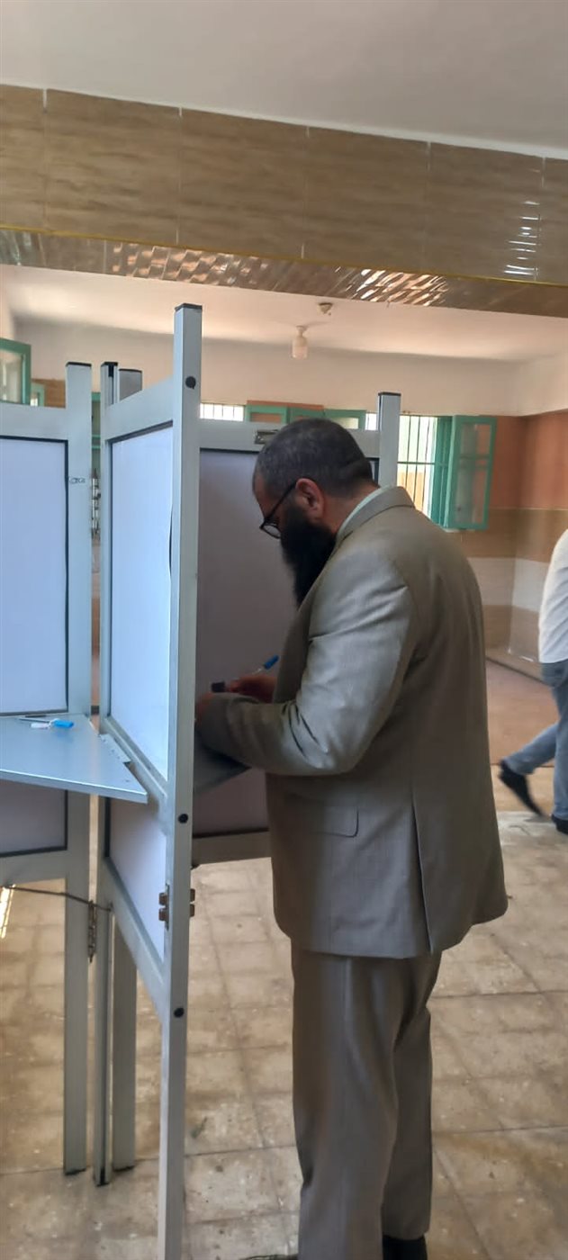 رئيس حزب النور أثناء الإدلاء بصوته فى إنتخابات الشيوخ