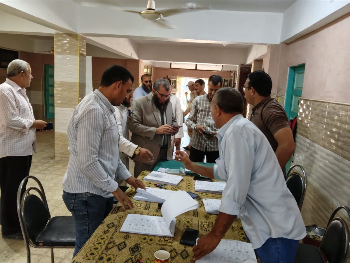 رئيس حزب النور أثناء الإدلاء بصوته فى إنتخابات الشيوخ